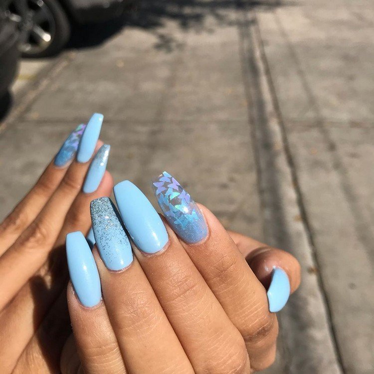 Blå negle med glitter Baby Blue Nails søm trend