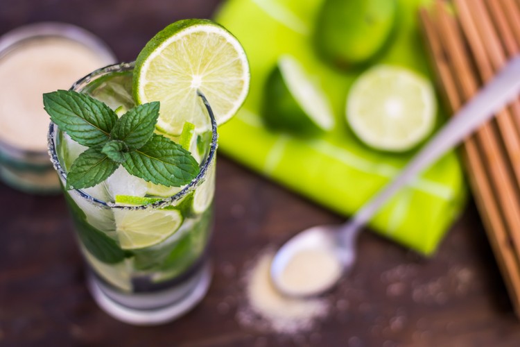 mojito cocktail frisk mynte lime skive sukker