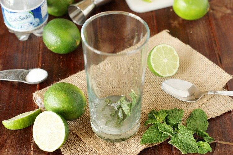 Forbered mojito -cocktail trin for trin, limesaft mynte