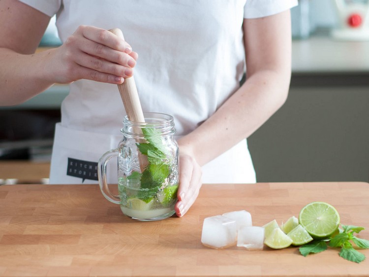 Mojito cocktail opskrift instruktioner let tryk ned med pistil