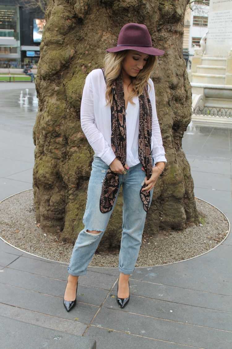 Fedora hat -bordo-streetstyle-jeans-pumps-tørklæde-skjorte-hvid