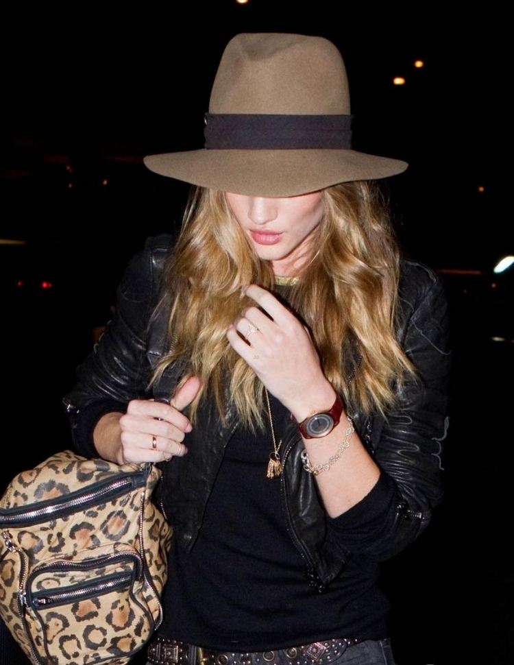 Fedora hat -brun-casuyl-leoprint-taske-læderjakke-smykker-rosie-huntington-whiteley