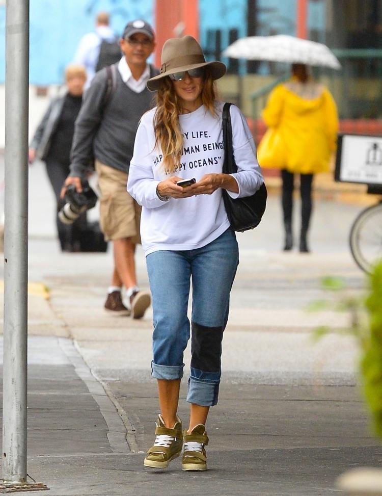 Fedora hat -brune-solbriller-spejlede-sneakers-jenas-hvid-sweater-font-Sarah-Jessica-Parker