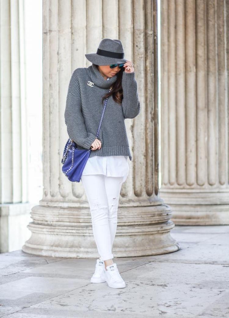 Fedora hat -grå-filt-sweater-bukser-hvid-sneaker-taske-blå