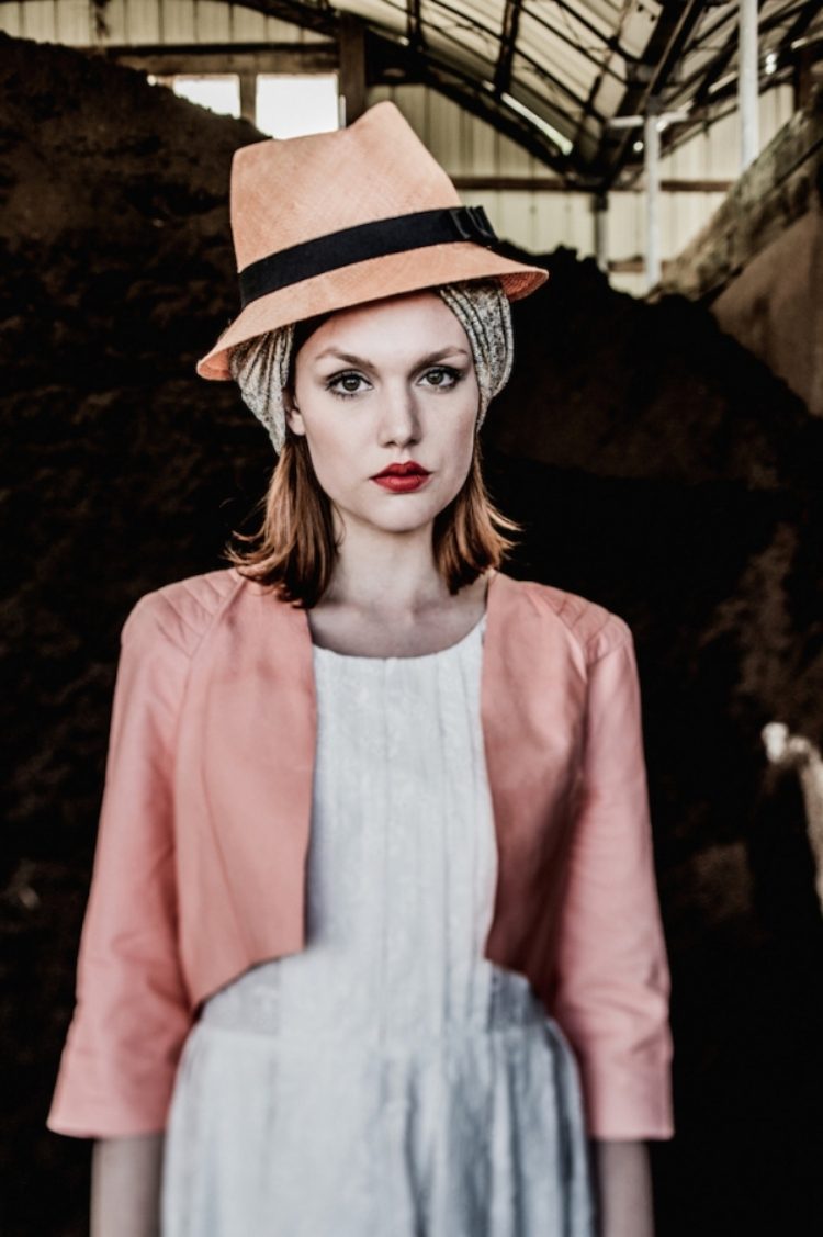 fedora-hat-pink-mode-trends-forår-sommer-2015-kjole-hvid-blaser