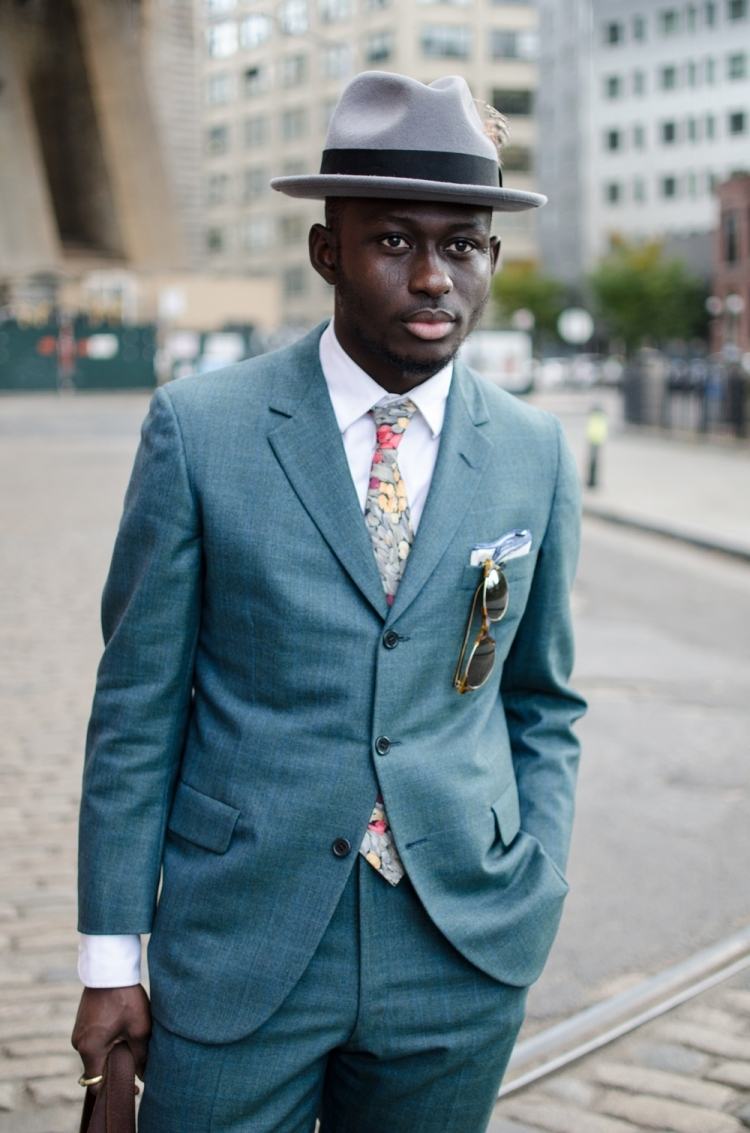 fedora-hat-herre-jakkesæt-blå-grå-slips-blomster