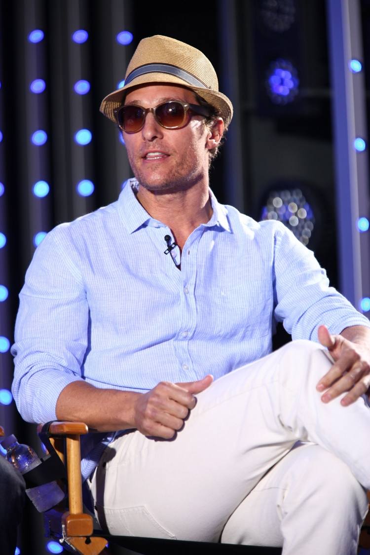 fedora-hat-herre-skjorte-blå-stribede-bukser-hvide-solbriller-Matthew-McConaughey