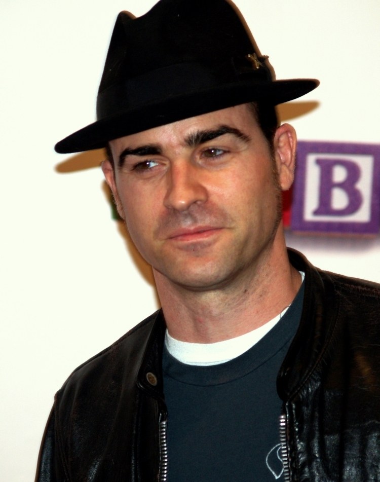 fedora-hat-mænd-sort-afslappet-læder-jakke-tshirt-Justin-Theroux