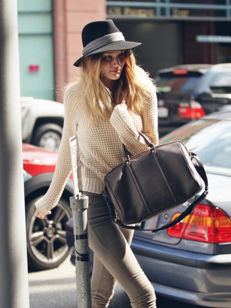 fedora-hat-sort-sweater-strik-beige-bukser-brun-stor-taske-city-rosie-huntington-whiteley