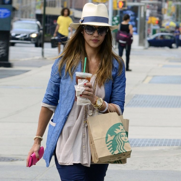 fedora-hat-halm-denim-blazer-beige-skjorte-runde-solbriller-Jessica-Alba