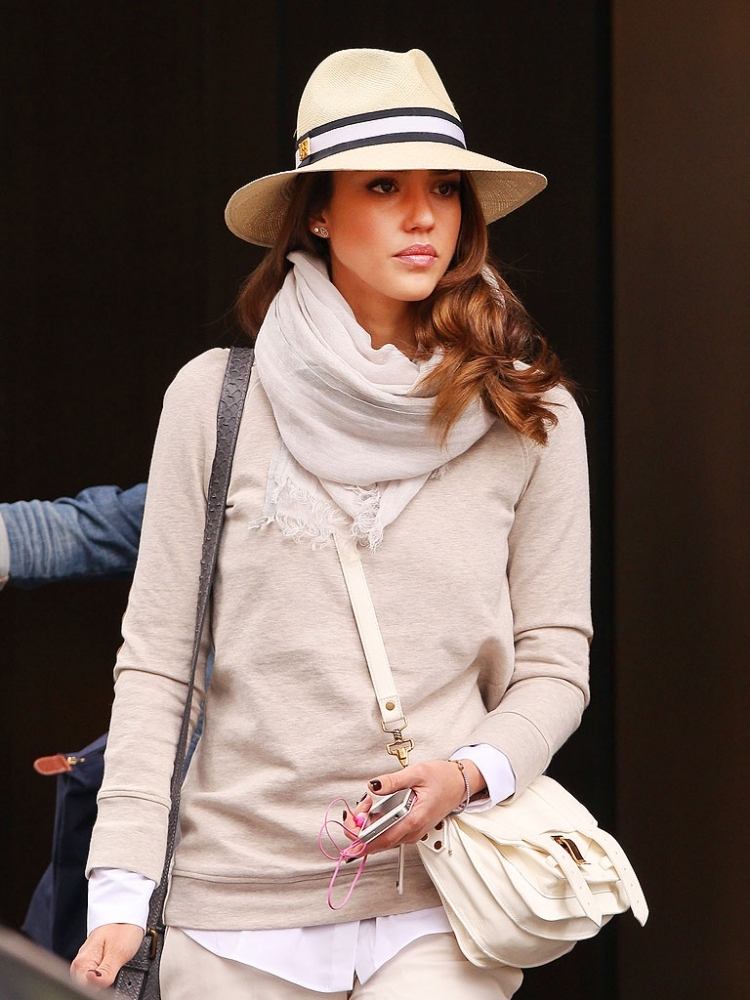 fedora-hat-halm-sløjfe-beige-outfit-creme-casual.jessica-alba