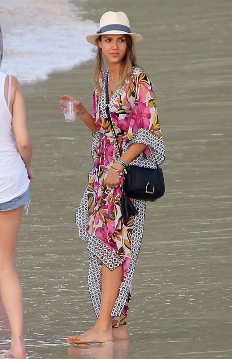 fedora-hat-halm-strand-ferie-afslappet-blomster-pareo-Jessica-alba