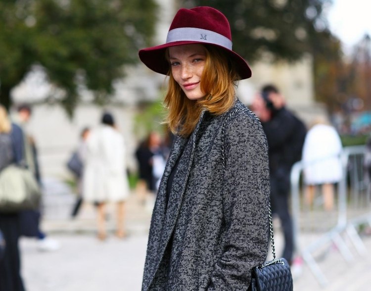 Fedora hat -bordo-vogue-streetstyle-frakke-grå-uld-chanel-taske