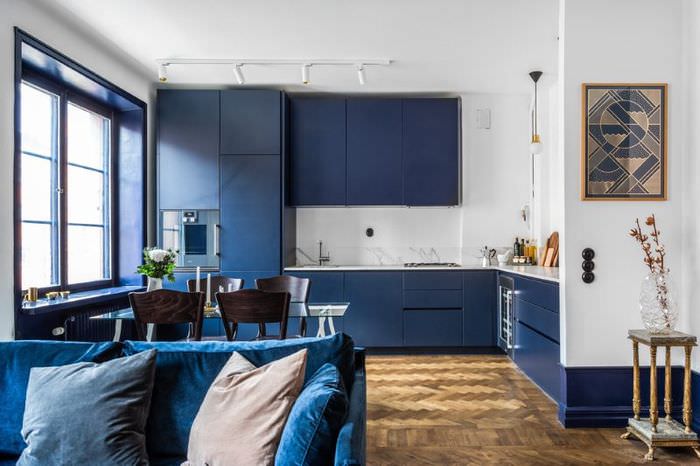 التصميم الداخلي لغرفة المعيشة في المطبخ باللونين الأزرق والأبيض