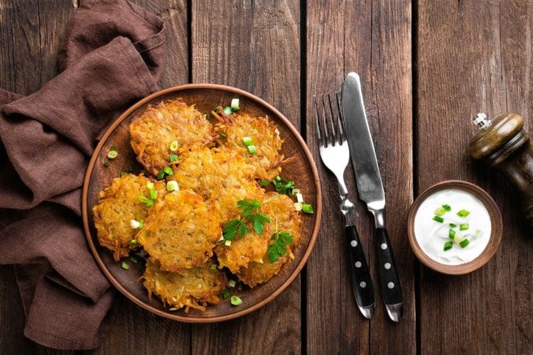 Kartoffelpandekager til en solid snack hjemme på julemarkedet